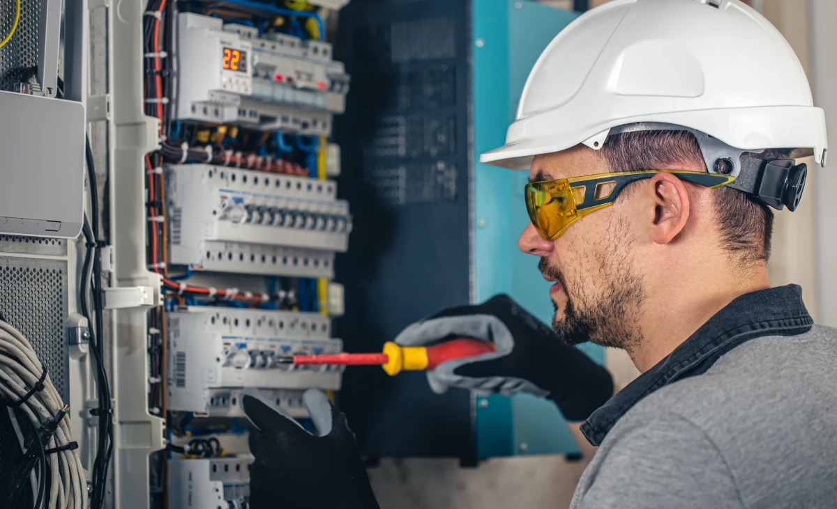 5 Erreurs Cruciales à Éviter lors de la Mise en Service Électrique